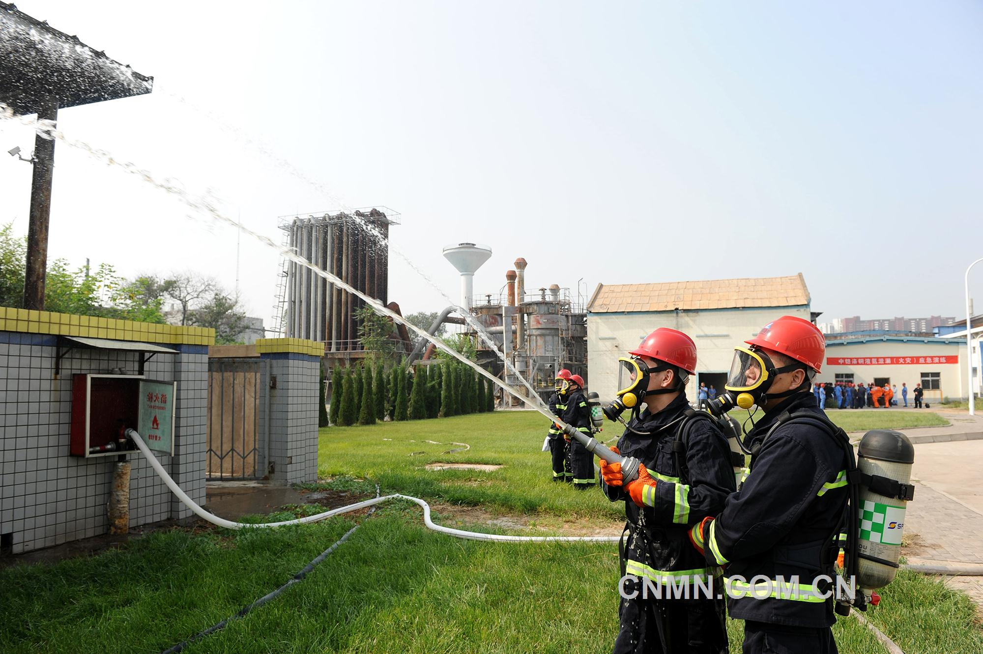 圖為消防人員在向液氨泄漏罐噴灑消防水。汪恒玉攝