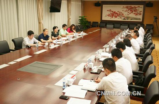 近日，中國有色集團(tuán)副總經(jīng)理李筱英一行到出資企業(yè)大冶有色金屬集團(tuán)控股有限公司（簡稱大冶有色）調(diào)研。