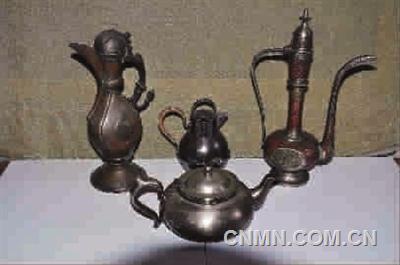 中國(guó)歷朝歷代出品了很多出色的瓷水壺，有個(gè)收藏家藏有一千多把中國(guó)古代瓷水壺，可謂“壺專家”。然而，我總覺得瓷水壺雖然好看細(xì)膩，但碰不起，難以保存。而銅的水壺則比較耐用，造型生動(dòng)，質(zhì)地精良，尤其是國(guó)外的銅壺。