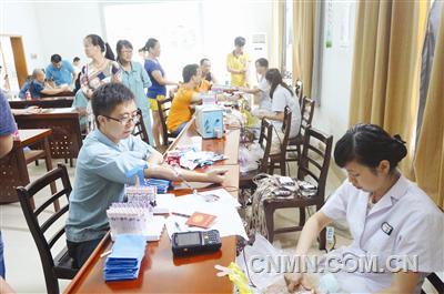 為響應(yīng)江西省獻(xiàn)血辦、江西省血液中心《關(guān)于組織公民義務(wù)獻(xiàn)血通知》的號(hào)召，南昌硬質(zhì)合金有限責(zé)任公司近日組織職工進(jìn)行無償義務(wù)獻(xiàn)血活動(dòng)。此次義務(wù)獻(xiàn)血活動(dòng)共有來自各生產(chǎn)單位、職能部門50余位愛心獻(xiàn)血者參加，成功獻(xiàn)血者達(dá)45人，短短半天時(shí)間共獻(xiàn)血12000余毫升。