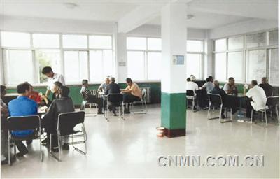 河北省承德市壽王玟勞動保障事務(wù)管理處（原壽王墳銅礦退休管理處）為給近3000名離退休職工創(chuàng)造更好的娛樂環(huán)境，多次對老年活動中心進(jìn)行改造。今年又投資12萬元更換了采暖設(shè)施；為地面重鋪了地板磚；更換了臺球案，為棋牌室、閱覽室添置更換了桌椅；為樓頂做了彩鋼防水；對各層游藝室重新裝修粉刷，受到離退休職工的歡迎與稱贊。（劉樹強(qiáng) 劉鳳學(xué) 包學(xué)文）