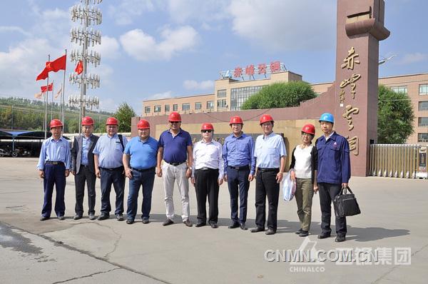 9月18日上午，蒙古共和國工業(yè)部部長(zhǎng)額爾登巴特、部長(zhǎng)助理圖雅，銅冶煉項(xiàng)目部總經(jīng)理巴特蘇倫，額爾登特礦業(yè)公司總經(jīng)理達(dá)瓦策仁，摩安瑞公司招待董事李平安等一行8人，到赤峰云銅參觀考察。赤峰云銅總經(jīng)理韓智等陪同參觀了金峰富氧雙側(cè)吹熔池熔煉爐、雙爐粗銅連續(xù)吹煉爐和濕法電解生產(chǎn)線，隨后雙方進(jìn)行了座談交流。