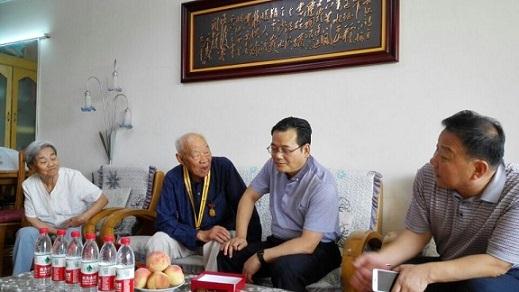 為抗戰(zhàn)老戰(zhàn)士或遺屬送上了紀念章、慰問金