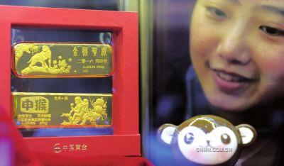 猴年賀歲金條提前開搶市場，在國際金價(jià)同比大幅下挫的背景下，今年的賀歲金條價(jià)格要便宜很多。昨天，中國黃金旗艦店首發(fā)七大系列猴年賀歲貴金屬產(chǎn)品，包括金條、金章、對聯(lián)等，其中“猴年大吉”、“金猴傳世”、“猴年對聯(lián)”產(chǎn)品均以稀缺高純金Au99.999為原料。