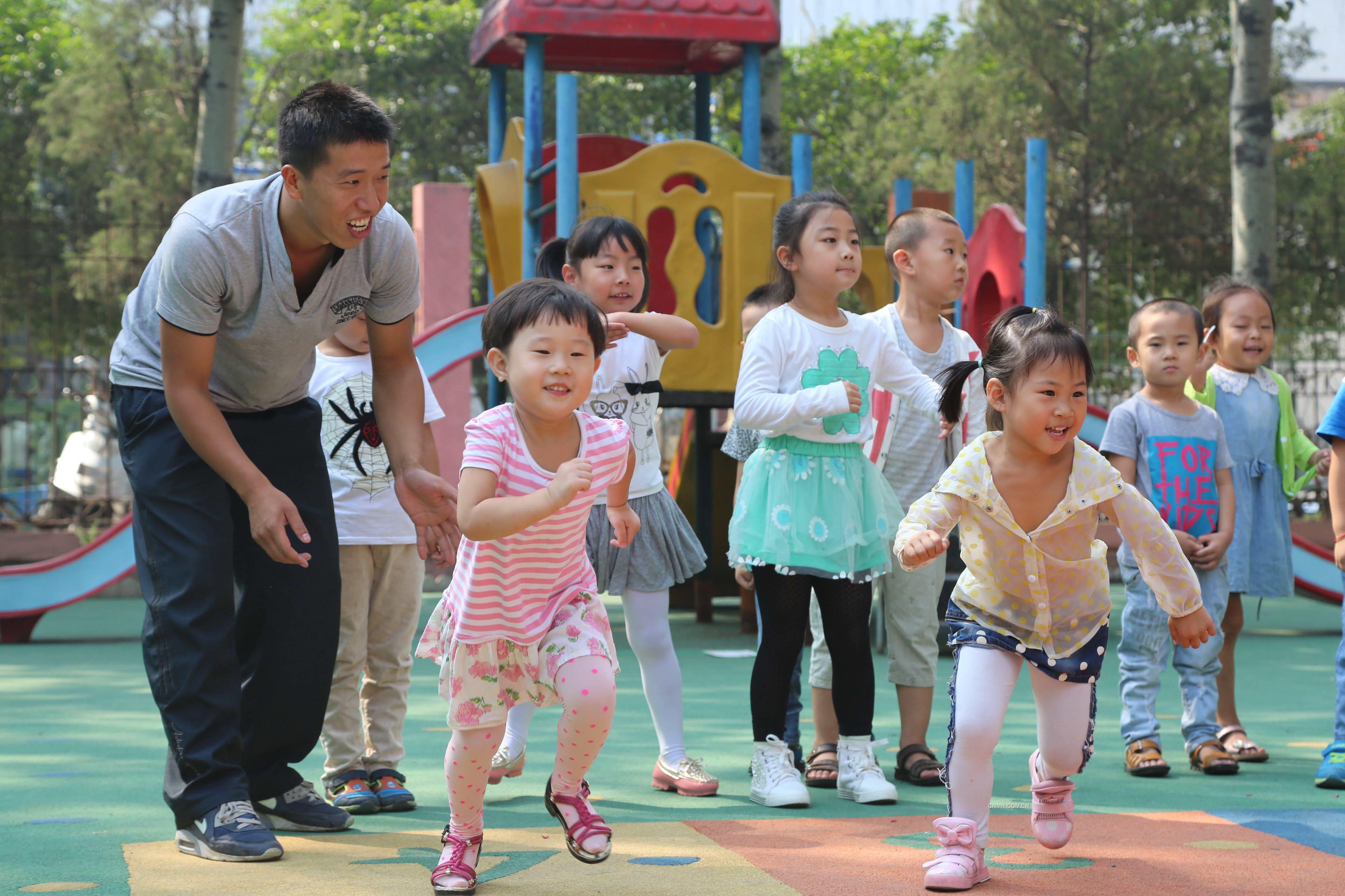又是一年教師節(jié)，即將到來的教師節(jié)將是原濤作為男幼兒教師度過的第三個教師節(jié)。談及這兩年的幼教經歷，原濤介紹道，從最初的親朋好友的不理解，到現(xiàn)在大家的支持，而且小朋友們和他相處的已經無話不說了。