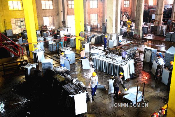 截至9月28日，葫蘆島有色金屬集團(tuán)有限公司電解鋅廠陰極鋅產(chǎn)量完成10.5558萬噸，再創(chuàng)歷史新高。在不到三個(gè)季度內(nèi)突破10萬噸，這也是葫蘆島有色電解鋅廠成立二十多年以來首次取得的突破，特別是從8月31日開始更是連續(xù)以平均每天455噸的產(chǎn)量節(jié)節(jié)攀升。