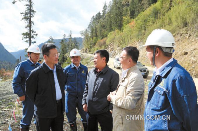 10月5日，中鋁公司董事長、黨組書記葛紅林在云銅集團(tuán)普朗銅礦調(diào)研時(shí)指出，加大采礦系統(tǒng)、選廠系統(tǒng)和尾礦庫系統(tǒng)的建設(shè)推進(jìn)力度，確保普朗銅礦一期采選工程項(xiàng)目于2016年年底前建成投產(chǎn)。