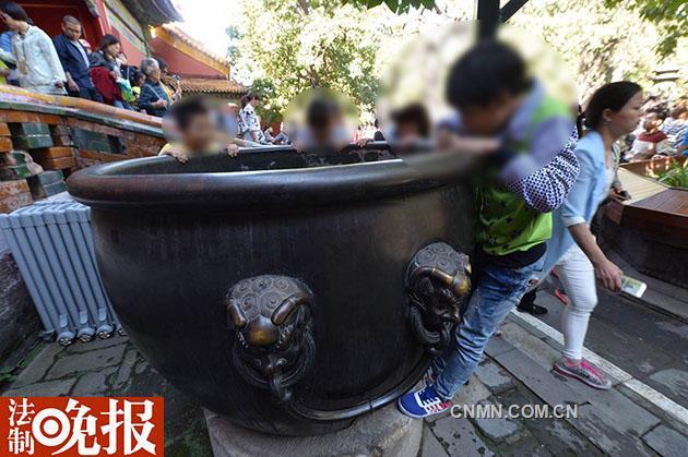 9月13日傍晚，故宮就社會關注的故宮銅缸被游客刻字秀恩愛事件進行回應，嚴厲譴責這一不文明行為，并稱故宮博物院已就此事件向公安機關報案。