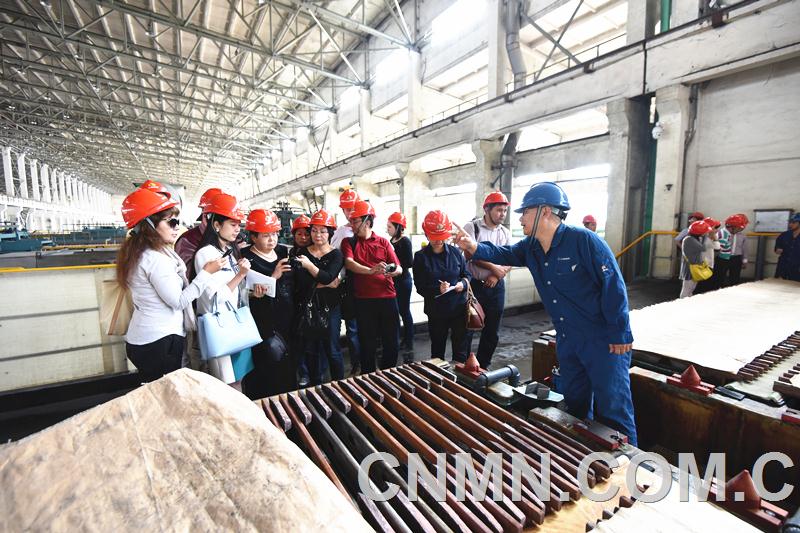 9月21日，一群特殊的客人來到江西銅業(yè)集團(tuán)公司參觀采訪。他們是由來自哈薩克斯坦、吉爾吉斯斯坦、烏茲別克斯坦3個國家共13名記者組成的中亞三國記者團(tuán)。作為“一帶一路”沿線國家的媒體代表，此次參訪他們肩負(fù)了深入了解中國、認(rèn)識中國企業(yè)的重要報道職責(zé)。歷時一個半小時的參觀采訪，在記者濃郁的興趣及一絲不茍的采訪中完成。除了江銅的發(fā)展規(guī)模、競爭實(shí)力和產(chǎn)品展示外，他們更關(guān)心的是江銅綠色冶煉能力和水平。