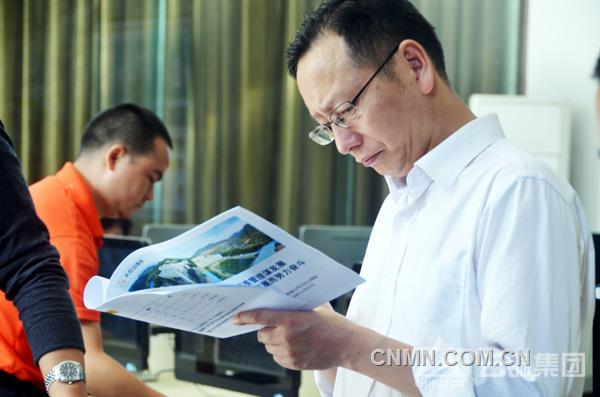11月23日下午，云南省政府穩(wěn)增長第三工作組在玉溪市、新平縣政府相關(guān)領(lǐng)導(dǎo)的陪同下到玉礦大紅山銅礦調(diào)研督查。