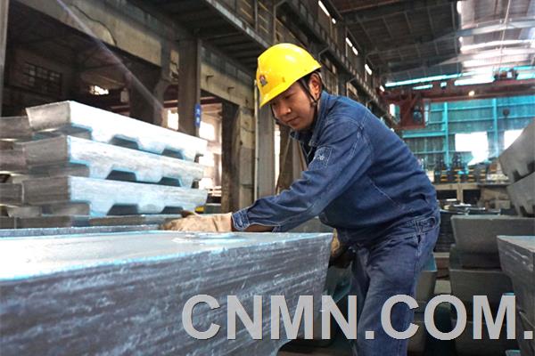 “聽說班長被推薦為株洲市最美班長，這次我們公司就他一個呢，他可真厲害！”大家口中的最美班長是株洲冶煉集團有限責(zé)任公司鋅成品廠合一工段三班的楊益。2002年，楊益退伍后進了株冶鋅成品廠，已經(jīng)干了13年了。作為合金工段的一名班長，他確實美得實實在在。楊益常說：“人的天才只是火花，想要它成熊熊火焰，那就只有學(xué)習(xí)，再學(xué)習(xí)。”通過自學(xué)他先后獲得了市場營銷?？莆膽{、冶金工程專業(yè)本科文憑。平時鉗工電工來班上維修，他就跟在邊上用心學(xué)，現(xiàn)在設(shè)備方面一般的小問題都可以自己動手解決。