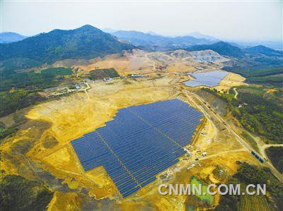 浙江湖州：廢棄石礦變身清潔光伏發(fā)電場(chǎng)(圖)