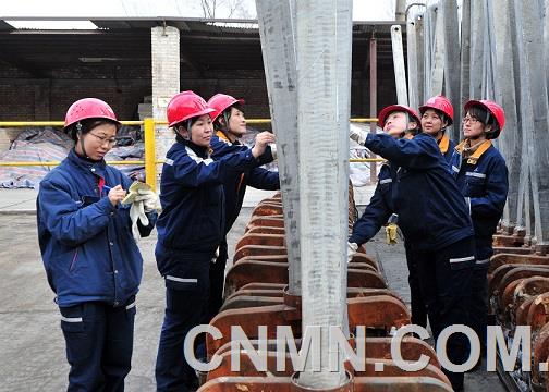 (右下)圖為中國鋁業(yè)連城分公司質(zhì)量檢驗中心檢查區(qū)域炭素檢查班女員工在檢查陽極導(dǎo)桿（楊杰 韓莉 攝）