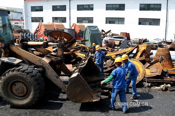 安慶銅礦正在對廢舊物資進行清理 楊勤華 攝_副本
