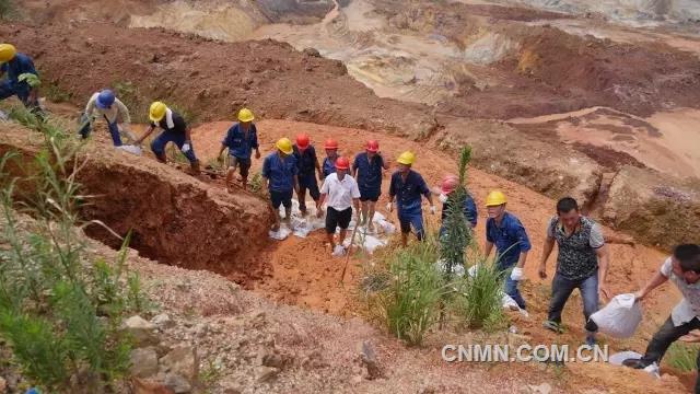 7月11日上午8時，城門山銅礦臨湖露采北邊坡突然出現(xiàn)管涌險情。管涌導(dǎo)致14米平臺背水邊坡流泥垮塌，形成近10m3塌落空洞，且險情點與外湖水位僅距10余米，形勢十分嚴(yán)峻。