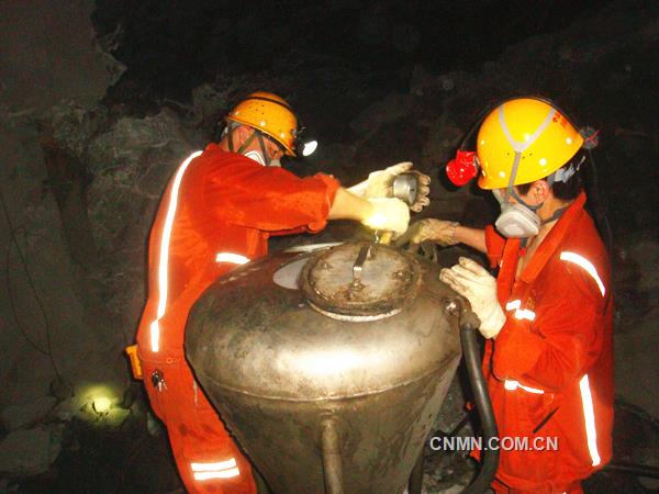截至8月22日，銅陵有色冬瓜山銅礦冬瓜山礦段粒狀裝藥使用量突破400噸，完成孔徑76毫米中孔采礦90萬噸。圖為兩名爆破工在冬瓜山銅礦井下負800米42線6號采場檢查裝藥器的壓力表，保證當(dāng)天4.08噸炸藥安全輸送到采場頂板上的鉆孔內(nèi)。
