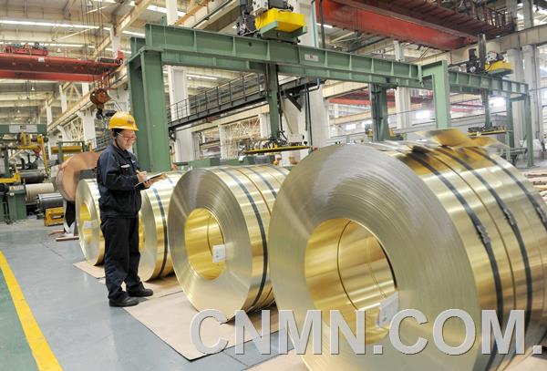 今年1至7月份，中鋁洛陽銅業(yè)有限公司造幣合金產(chǎn)量同比增長4倍多，成品率同比提高了17.88個百分點(diǎn)，實(shí)現(xiàn)了質(zhì)和量的“雙突破”。中鋁洛銅堅(jiān)持以效益為中心，加大結(jié)構(gòu)調(diào)整力度，緊緊抓住造幣合金市場需求旺盛的機(jī)遇，積極打通生產(chǎn)瓶頸，實(shí)現(xiàn)該產(chǎn)品加工全流程質(zhì)量的大幅提升，并創(chuàng)造了今年以來連續(xù)三個月的高產(chǎn)紀(jì)錄，成為國內(nèi)造幣行業(yè)的主要供貨廠家，其生產(chǎn)的產(chǎn)品成為洛銅市場開發(fā)的一張“名片”。圖為洛銅員工在統(tǒng)計(jì)造幣帶數(shù)量。