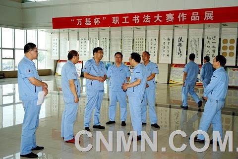 李躍民（左三）董事長(zhǎng)參觀職工書畫攝影作品展1