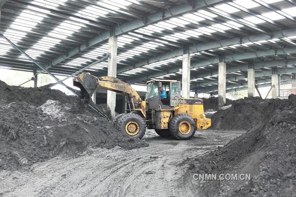 今年，銅陵有色安慶銅礦投資新建了一個(gè)室內(nèi)礦產(chǎn)品庫，有效確保了礦產(chǎn)品在堆放和調(diào)運(yùn)過程中不對周邊環(huán)境造成污染。圖為該礦重介質(zhì)廠鏟運(yùn)機(jī)司機(jī)正在對新庫房內(nèi)的重介質(zhì)產(chǎn)品進(jìn)行清理。