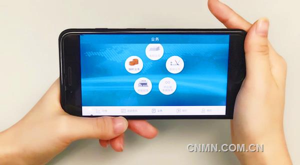 江銅南方公司自主研發(fā)的有色在線APP自今年6月中旬成功登陸蘋果APP STORE和安卓端各大應(yīng)用商城后運(yùn)行良好。截至10月20日，平臺(tái)上已經(jīng)有40余家銅桿企業(yè)用戶，作價(jià)記錄245條，發(fā)貨記錄80余條。