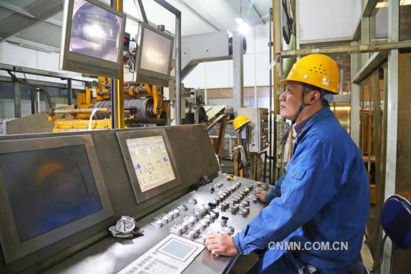 今年以來，銅陵有色金威銅業(yè)公司積極通過技術(shù)改進(jìn)，使板帶分廠薄剪機(jī)組剪切的成品單卷卷徑取得重大突破，卷徑由1200毫米擴(kuò)大至1340毫米。這對該公司進(jìn)一步降低包裝成本、提高產(chǎn)品成品率和競爭力具有重要意義。圖為銅陵有色金威銅業(yè)公司板帶分廠職工在薄剪機(jī)組前操控作業(yè)。