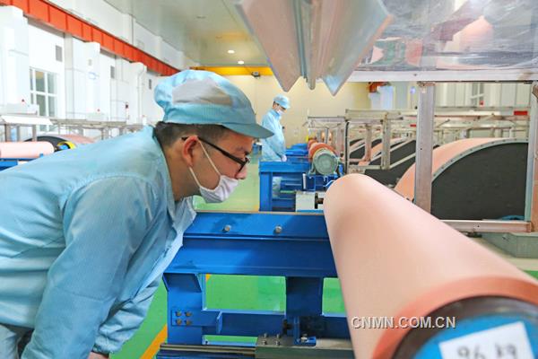 　　安徽銅冠銅箔有限公司積極把握市場導(dǎo)向，以客戶為中心，以向客戶提供優(yōu)質(zhì)銅箔產(chǎn)品為宗旨，對生產(chǎn)工藝持續(xù)推進(jìn)技術(shù)攻關(guān)，加大技術(shù)創(chuàng)新，不斷提高產(chǎn)品各項(xiàng)技術(shù)指標(biāo)，提高各種產(chǎn)品成品率，促進(jìn)了產(chǎn)品品質(zhì)的提升，贏得了市場青睞。日前，該公司銅冠牌銅箔榮獲了2015至2016年度“安徽名牌產(chǎn)品”稱號。圖為該公司職工正在銅箔生產(chǎn)中作業(yè)。