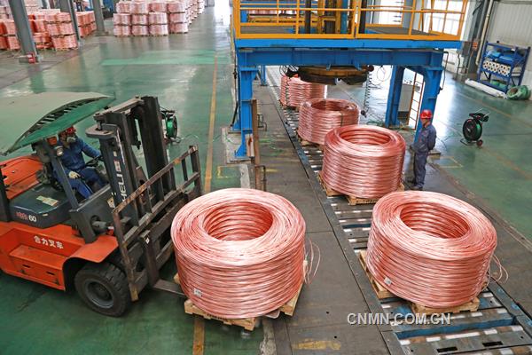 3月9日，銅冠銅材公司職工正在進(jìn)行產(chǎn)品下線作業(yè)。銅冠銅材公司面對(duì)年初銅材下游需求減少的市場(chǎng)狀況，為克服市場(chǎng)短期波動(dòng)影響，積極加大客戶聯(lián)系，全力穩(wěn)定訂單，使得今年前兩個(gè)月銅材生產(chǎn)月產(chǎn)量均達(dá)到1萬(wàn)噸，保證了生產(chǎn)經(jīng)營(yíng)的穩(wěn)定運(yùn)行。