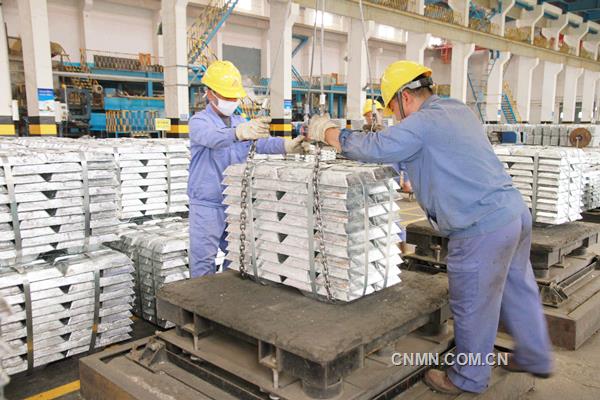 今年以來，云南馳宏鋅鍺股份有限公司對(duì)各生產(chǎn)單位下達(dá)首月首季開門紅指令，馳宏會(huì)冶迅速行動(dòng)，精心安排布署一季度生產(chǎn)經(jīng)營(yíng)工作，全體干部員工在思想和行動(dòng)統(tǒng)一的基礎(chǔ)上，齊心協(xié)力、同頻共振，精心組織生產(chǎn)，高純鋅錠產(chǎn)量取得新突破。圖為馳宏會(huì)冶鋅廠熔鑄工序員工正在為鋅錠稱重。
