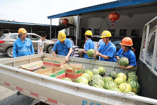 7月5日下午，高溫炎熱，銅陵有色集團(tuán)公司安慶銅礦行政主要負(fù)責(zé)人任興發(fā)、副礦長(zhǎng)胡正才等帶著新鮮的西瓜、礦泉水等飲料，來(lái)到正在更換副井首繩的該礦機(jī)運(yùn)工區(qū)野外作業(yè)一線慰問(wèn)職工。