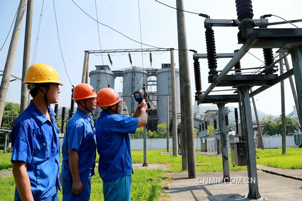 7月25日上午，正是高溫天氣，銅陵有色金屬（集團）公司安慶銅礦電氣維護人員正在用紅外線測溫儀對供配電設(shè)施進行溫度檢測，確保安全供電。據(jù)了解，連續(xù)高溫天氣以來，安慶銅礦采用通風(fēng)、物理降溫、定時點檢、加強維護保養(yǎng)等多種舉措，確保設(shè)備運行正常，保證了安全生產(chǎn)。