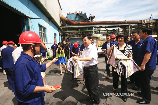 7月28日，葫蘆島市委常委、秘書長(zhǎng)、市總工會(huì)主席張海平在市總工會(huì)常務(wù)副主席吉銀霞的陪同下來葫蘆島有色金屬集團(tuán)有限公司，為一線員工送清涼、鼓干勁。