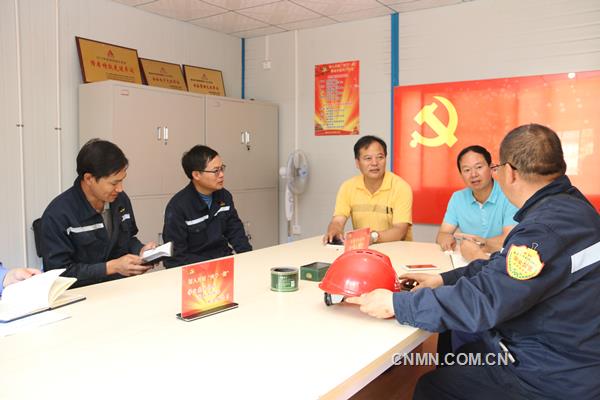今年以來(lái)，馳宏會(huì)冶黨委通過(guò)落實(shí)“基層黨建推進(jìn)年”要求、抓實(shí)“五型黨組織”創(chuàng)建，抓強(qiáng)基層抓牢基礎(chǔ)，著力打造“以人為本”氛圍及“內(nèi)外和諧”的生態(tài)環(huán)境，圍繞“活、新、育、常、嚴(yán)、實(shí)”，念好六字真經(jīng)，推動(dòng)黨建與中心工作融合促進(jìn)，同頻共振，把黨的政治優(yōu)勢(shì)、組織優(yōu)勢(shì)和群眾工作優(yōu)勢(shì)，轉(zhuǎn)化為競(jìng)爭(zhēng)優(yōu)勢(shì)、創(chuàng)新優(yōu)勢(shì)和科學(xué)發(fā)展優(yōu)勢(shì)。