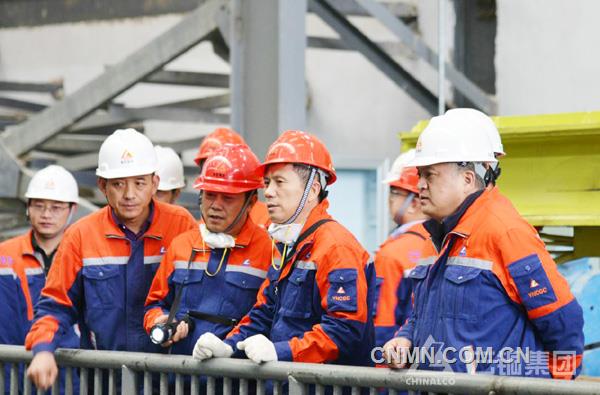 7月20日至22日，中鋁公司黨組成員、副總經(jīng)理、中國銅業(yè)董事長劉建平，到云銅集團(tuán)下屬普朗銅礦、涼山礦業(yè)鼎立公司、迪慶礦業(yè)現(xiàn)場(chǎng)調(diào)研。中國銅業(yè)總裁武建強(qiáng)陪同。