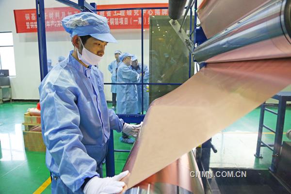 2017年12月30日上午，銅基電子材料及加工技術(shù)安徽省工程研究中心揭牌暨年產(chǎn)2萬噸高精度儲(chǔ)能用超薄電子銅箔項(xiàng)目（一期）投產(chǎn)儀式在安徽銅冠銅箔有限公司銅陵生產(chǎn)基地舉行。