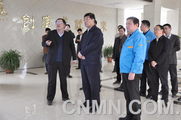 3月13日下午，安徽省副省長何樹山一行到安徽銅冠銅箔公司參觀調(diào)研。銅陵有色集團(tuán)公司黨委副書記、總經(jīng)理龔華東，銅陵有色股份公司副總經(jīng)理方文生陪同調(diào)研。
