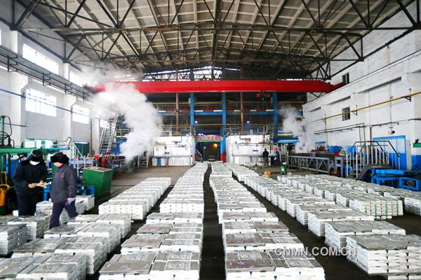 有色金屬總量完成12.3萬噸，同比提高1.43%；化工產(chǎn)品總量完成24萬噸，同比提高9.15%；工業(yè)總產(chǎn)值實現(xiàn)41.7億元，同比增長20.62%；營業(yè)收入實現(xiàn)28.4億元，同比提高10.87%。在全面貫徹落實十九大精神的開局之年，面臨有色金屬市場的不利形勢，特別是原料極端困難和冬季嚴寒的挑戰(zhàn)，葫蘆島有色金屬集團有限公司全體干部員工攻堅克難，積極化解，保持了公司生產(chǎn)經(jīng)營強勁勢頭，以出色的成績實現(xiàn)了首季“開門紅”。