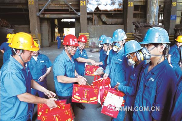 進(jìn)入7月中下旬，湖北省黃石地區(qū)持續(xù)達(dá)到37攝氏度以上高溫，一線崗位職工的身體狀況和工作環(huán)境緊緊牽動著企業(yè)領(lǐng)導(dǎo)的心。中國有色集團(tuán)出資企業(yè)大冶有色金屬集團(tuán)控股有限公司（簡稱：大冶有色）董事長、黨委書記、總經(jīng)理翟保金等領(lǐng)導(dǎo)班子成員分為6個(gè)慰問小組，分別到大冶有色下屬單位冶煉廠、銅綠山礦、銅山口礦等廠礦和輔助生產(chǎn)單位，給職工送上慰問金及西瓜、飲料、茶葉等防暑降溫物品，表達(dá)了企業(yè)對一線職工的關(guān)懷，讓職工感受到陣陣清涼。