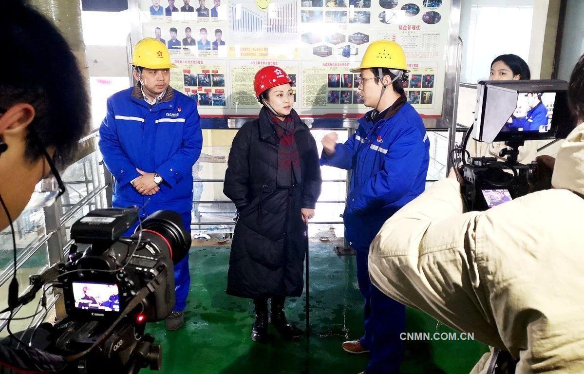 2月15日，中央電視臺(tái)兩會(huì)新聞中心記者專程到中國有色集團(tuán)出資企業(yè)大冶有色金屬控股集團(tuán)有限公司冶煉廠電解車間，實(shí)地采訪十三屆全國人大代表、大冶有色職工李莉，了解其服務(wù)冶煉生產(chǎn)發(fā)展、服務(wù)工礦企業(yè)職工的情況。
