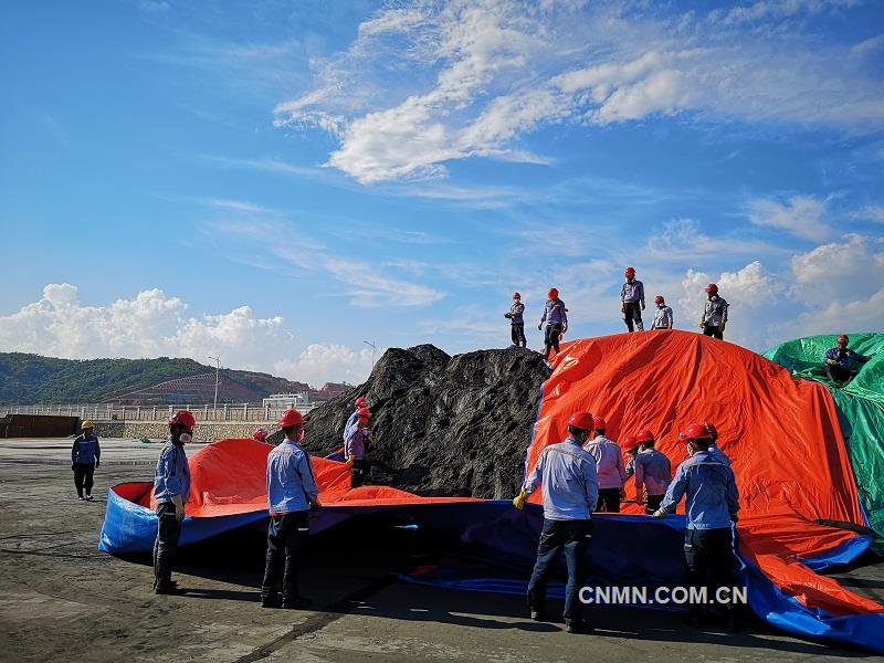 為避免天氣影響造成銅精礦損失和水分增加，進一步加大保護沿海地區(qū)生態(tài)環(huán)境力度，中鋁東南銅業(yè)有限公司渣選廠組織黨員帶領群眾，同心協(xié)力，相互配合，為露天存放的銅精礦覆蓋篷布。紅色安全帽與篷布、藍色工作服與天空交相輝映，在作業(yè)現(xiàn)場筑成了一道亮麗的風景線。