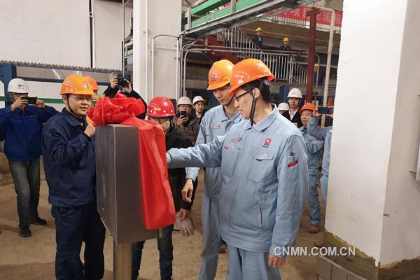 3月14日，湖南有色金屬控股集團(tuán)有限公司銅鉛鋅產(chǎn)業(yè)基地鋅電解首輪出裝槽作業(yè)如期而至。9∶36，湖南有色副總經(jīng)理，株冶集團(tuán)董事長、黨委書記黃忠民按下按鈕，剝鋅機(jī)干凈利落地鏟下了第一片析出鋅片，標(biāo)志著鋅項(xiàng)目主流程全線拉通并成功產(chǎn)出合格析出鋅。