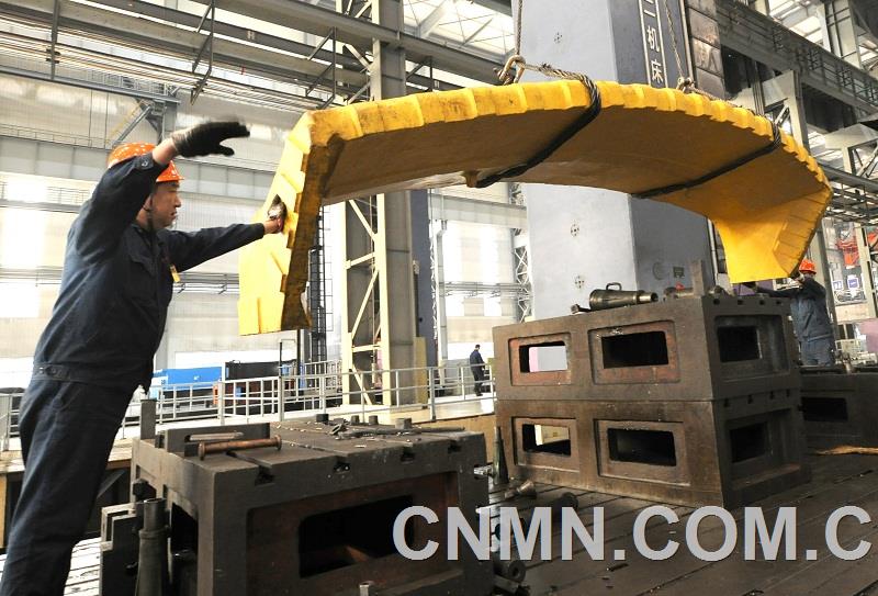 日前，中信重工機械股份有限公司與目前世界上最大的礦山、工程機械和建筑機械生產(chǎn)商簽訂新一批鏟斗頭部鑄件合同。
