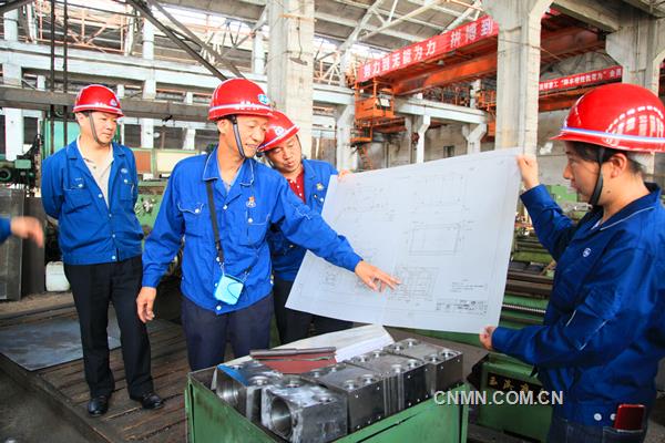 中鋁集團勞動模范侯金富進行攻關軋機油缸孔加工現(xiàn)場技藝傳承活動1_副本