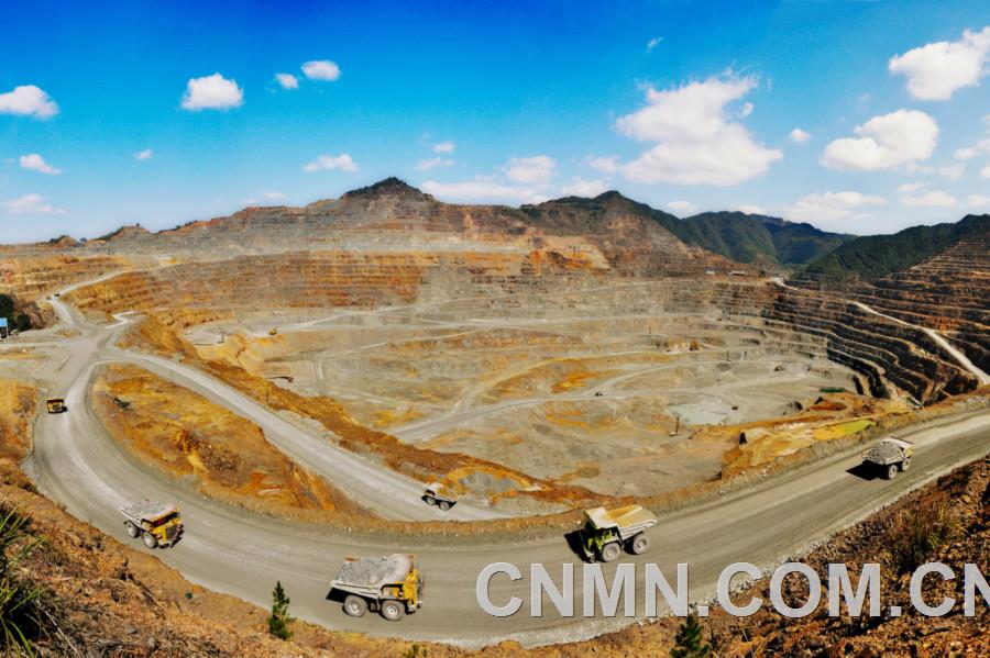 江銅德興銅礦是國內現已開采的最大露天銅礦山，年產銅金屬約16萬噸，占全國礦產銅的十分之一。圖為德興銅礦采礦作業(yè)面。（江銅供圖）攝影：胡敦煌
