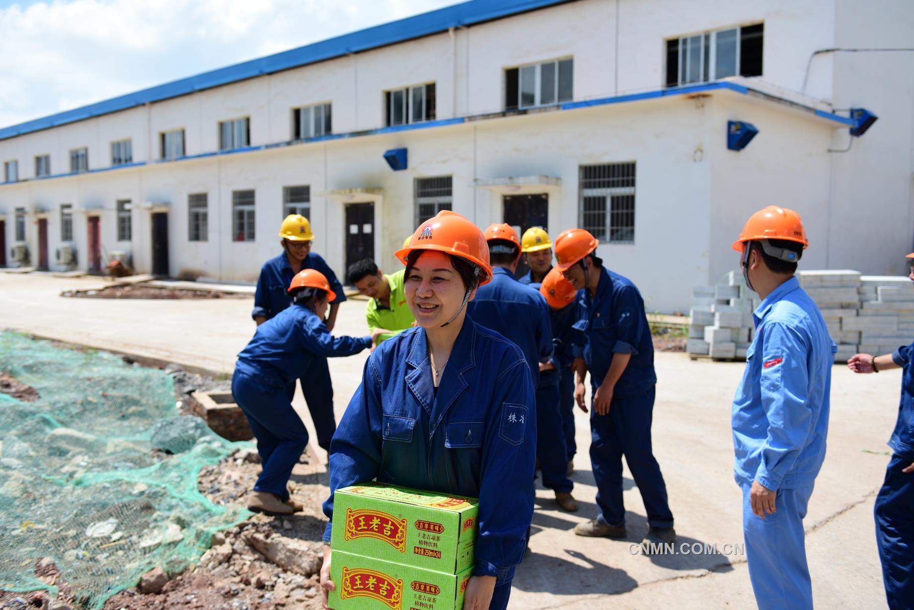 日前，在新生產(chǎn)基地，株洲冶煉集團(tuán)股份有限公司2019年度首次高溫送清涼行動(dòng)拉開(kāi)序幕。
