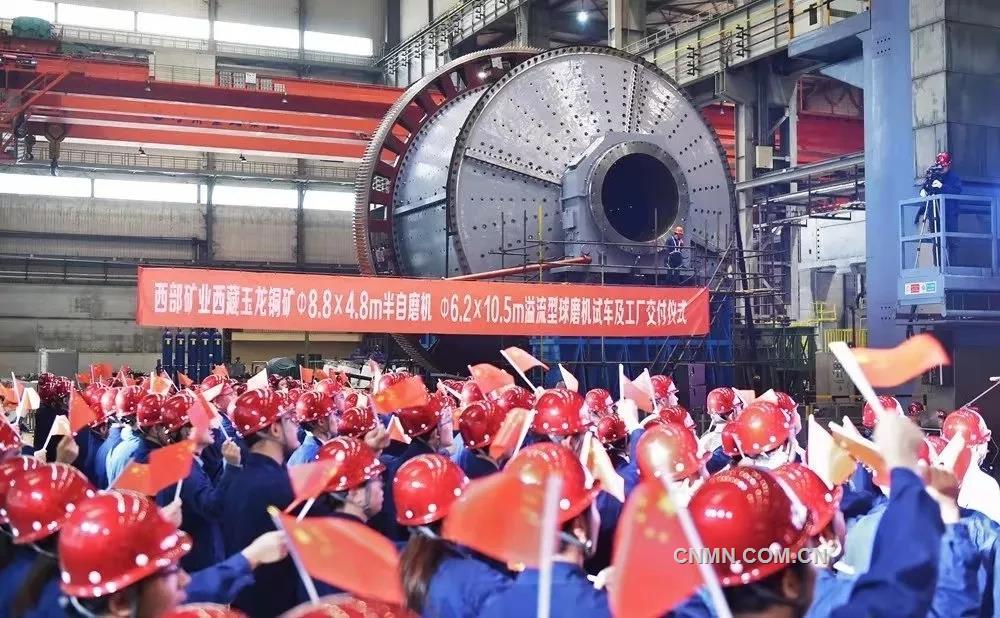 9月19日，為玉龍銅礦改擴(kuò)建工程量身定制的特大型礦區(qū)國(guó)際高端礦業(yè)裝備——Φ8.8×4.8m半自磨機(jī)和Φ6.2×10.5m溢流型球磨機(jī)在中信重工順利完成試車(chē)，部分設(shè)備已運(yùn)抵玉龍銅礦改擴(kuò)建工程現(xiàn)場(chǎng)。