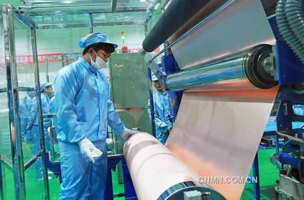 2019年12月26日上午，安徽銅冠銅箔公司年產1.5萬噸高精度特種電子銅箔擴建項目（二期Ⅱ段）投產儀式舉行。儀式上，新裝生產線正式啟動運行，并成功生產出高精度特種電子銅箔。項目參建單位、銅冠銅箔公司負責人和員工參加儀式。