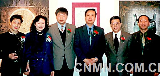 畫家與嘉賓合影（左三為中國駐多倫多文化領(lǐng)事項曉偉，右二為國際佛光會多倫多會長）1