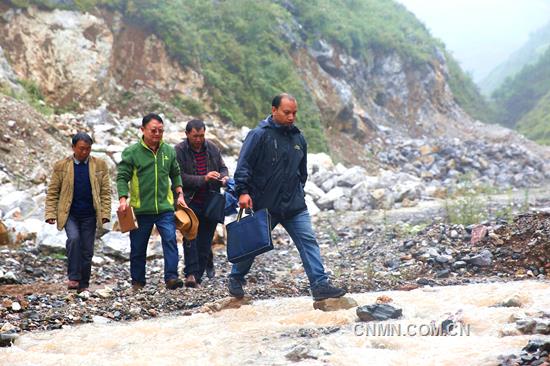 頭條 跋山涉水只為貧困戶早日脫貧。尹永權(quán) 攝_副本