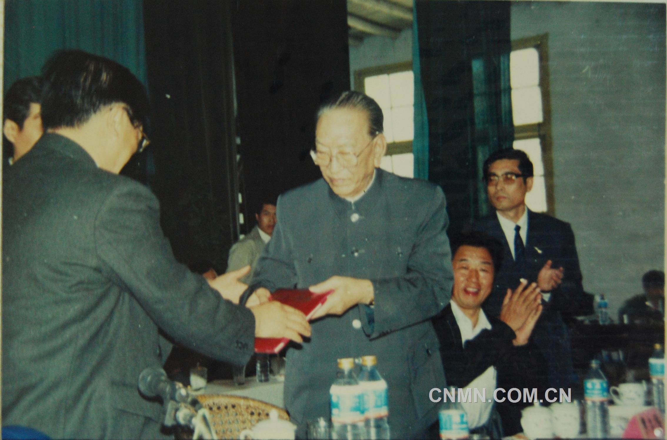 1991年10月，耿飚回到闊別65年的水口山，欣然接受“水口山功勛礦工”榮譽稱號。