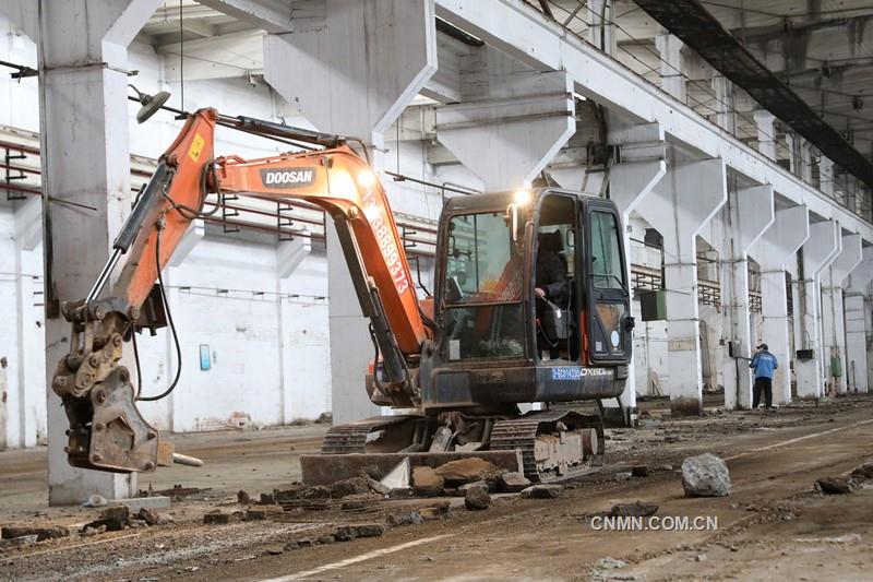 近日，在洛陽銅業(yè)占地4796平方米的原裝備技術(shù)公司工具車間閑置廠房內(nèi)，一臺鉤機在車間內(nèi)來往穿梭、平整地坪——洛陽市花卉市場搬遷地正在如火如荼地施工中。